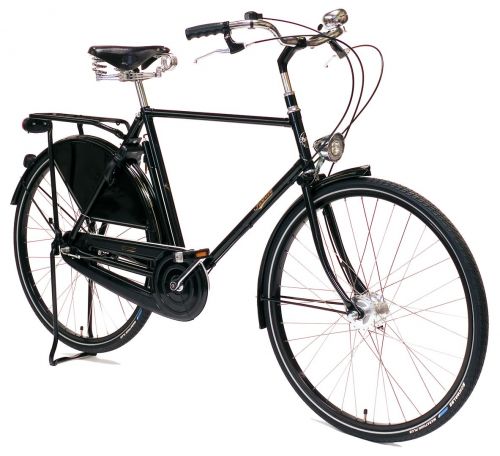 Pashley Roadster Sovereign Mens bike in black. 5-speed gears. Stood up on kick-up stand. Side-on view.